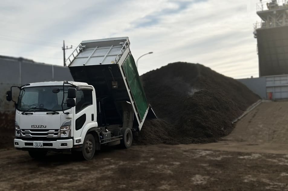 トラックにつまれた堆肥の画像
