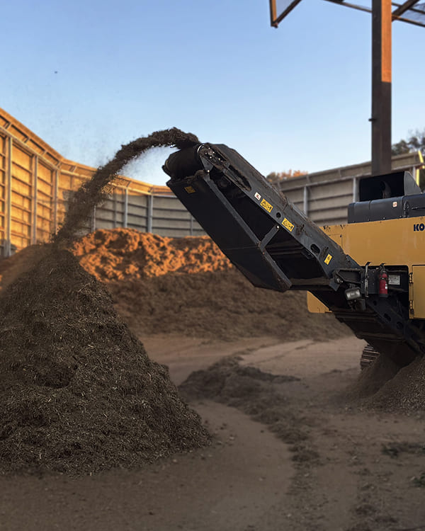 剪定枝葉を粉砕している画像