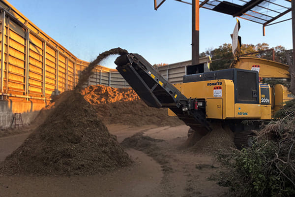 選定枝葉を粉砕している画像